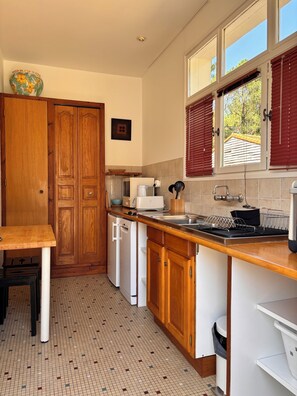 Coffee/tea maker, fridge, microwave, oven