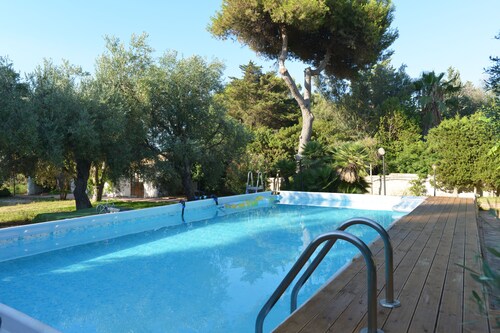 Villa in dream location with private pool right by the sea