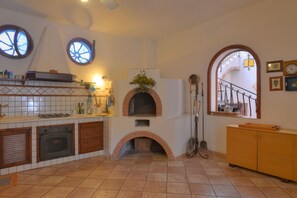 Fridge, microwave, oven, stovetop - Villa in dream location with private pool right by the sea (Siracusa)