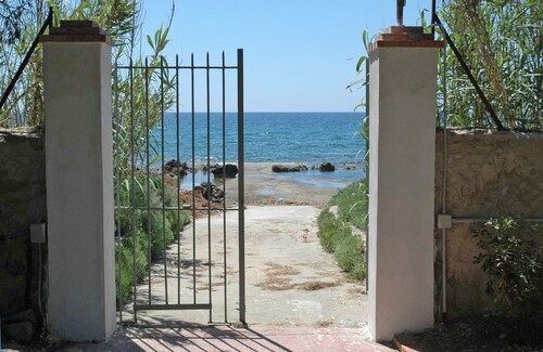 Villa in Traumlage mit privaten Pool direkt am Meer