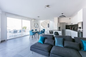 TV - Splendid T4 duplex on the roofs with breathtaking views (Montpellier)