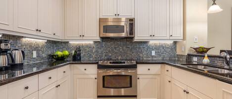 ثلاجة، ميكروويف، فرن، موقد طهي مسطح