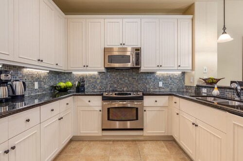 2 Master Suite kanssa Lanai erillisissä kerroksissa antaa suuren yksityisyyden.  BBQ,