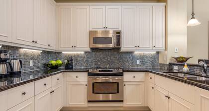 2 Master Suite kanssa Lanai erillisissä kerroksissa antaa suuren yksityisyyden. BBQ,