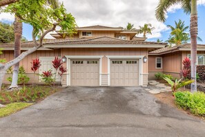 Exterior - Experience luxury at Mauna Lani's Palm Leaf condo, a spacious 2BR retreat in Kamuela. (Kamuela)