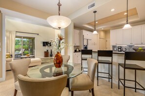 Dining - Experience luxury at Mauna Lani's Palm Leaf condo, a spacious 2BR retreat in Kamuela. (Kamuela)