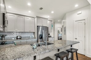 Frigorifero, microonde, forno, piano cottura