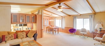 Bullhead City Home w/ Fire Pit - Walk to CO River!