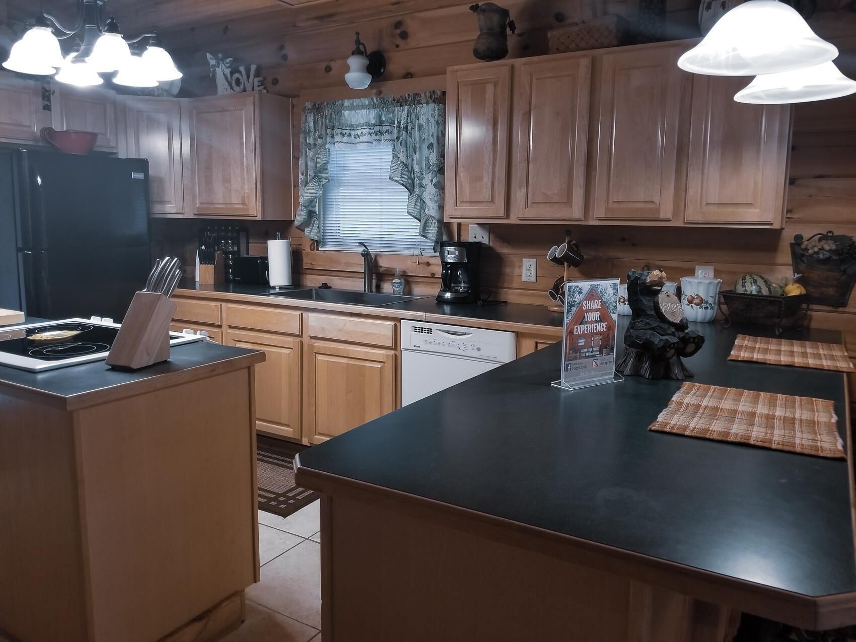 SPACIOUS LOG HOME near Big Cedar and Branson w/Hottub