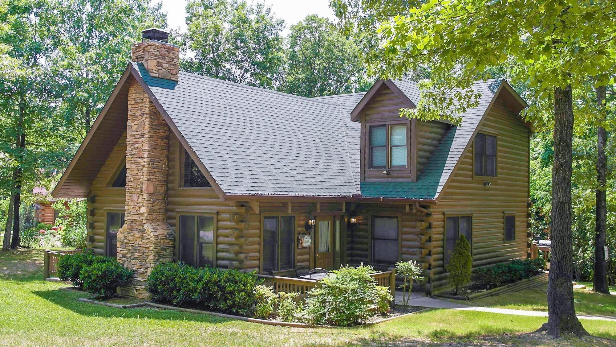 SPACIOUS LOG HOME near Big Cedar and Branson w/Hottub