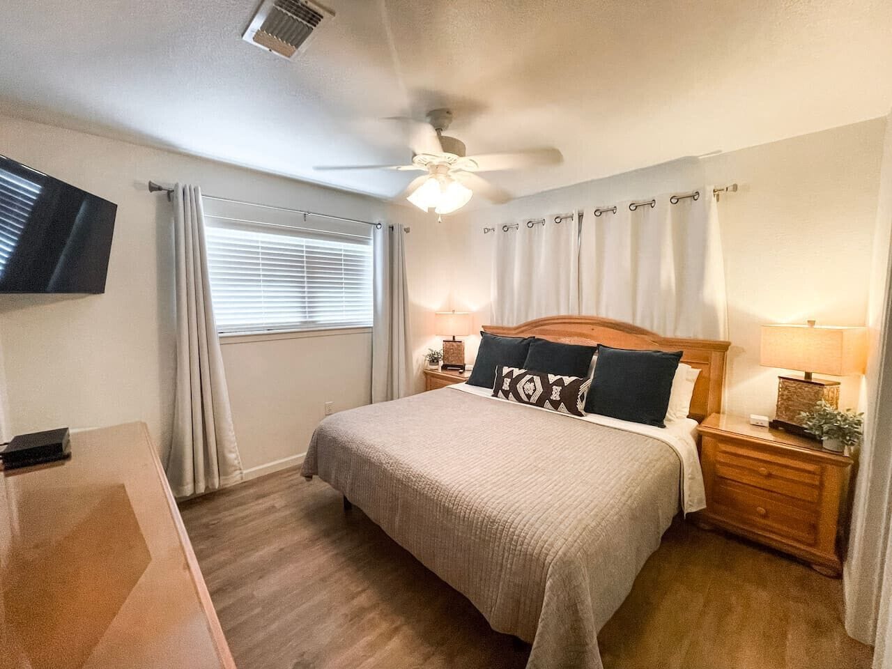 2 bedrooms, iron/ironing board, WiFi, bed sheets