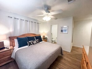 2 bedrooms, iron/ironing board, WiFi, bed sheets - Comal Haus | 1st Floor | Recently Renovated | WiFi (New Braunfels)