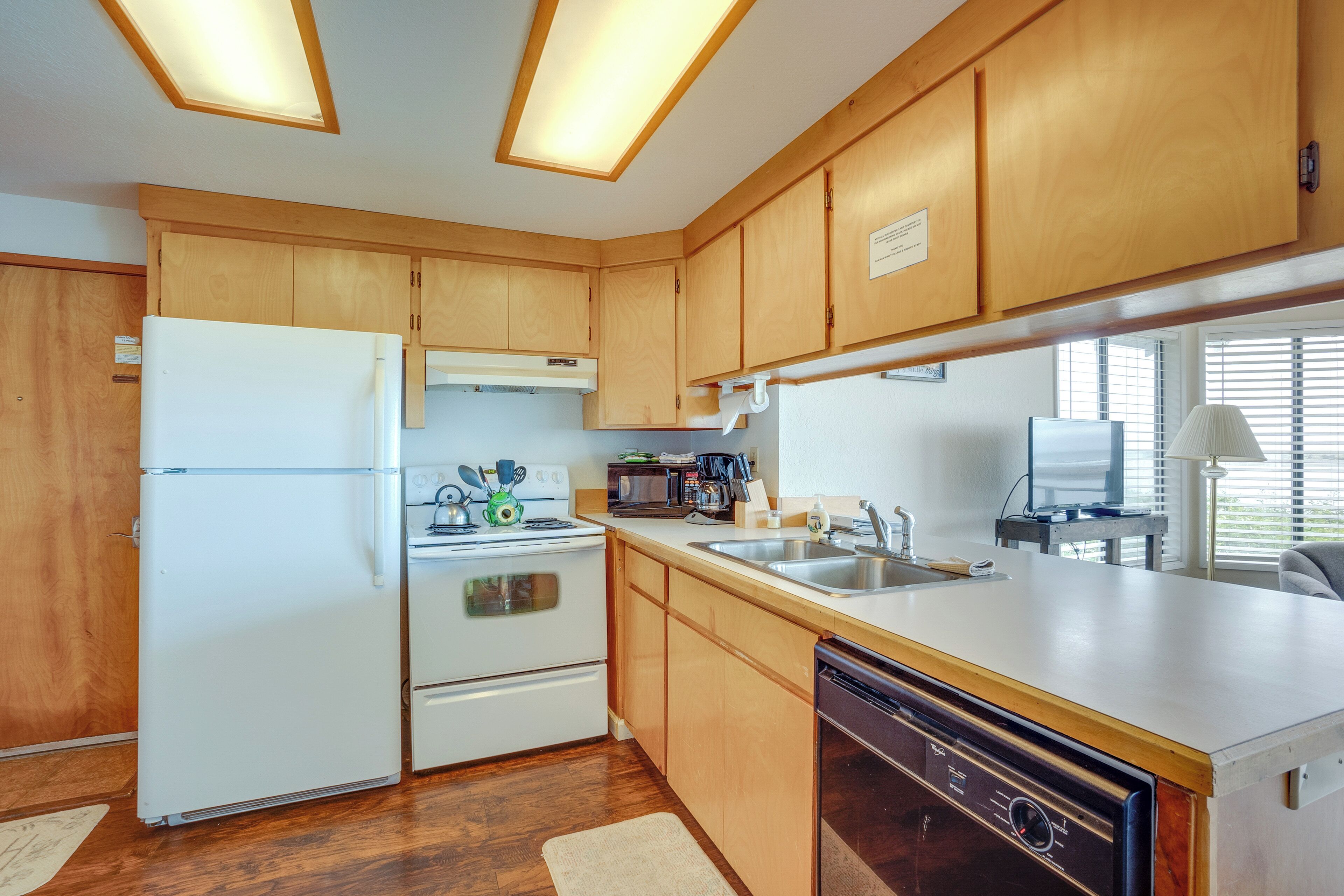 Smith River Vintage Cabin w/Oceanfront Deck+Views!