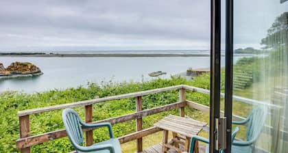 Smith River Vintage Cabin: Oceanfront Deck + Views