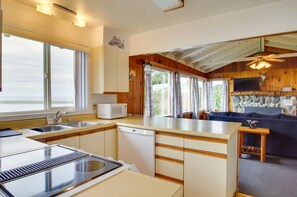 Fridge, microwave, stovetop, dishwasher