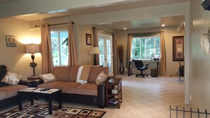 TV connectée, jeux vidéo, lecteur de DVD, livres