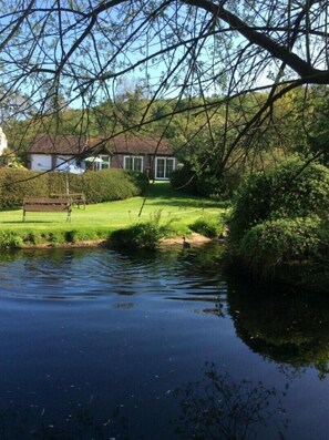 Property grounds - Cottage Sleeps 4/6, 2 Bedrooms & sofs bed (gloucester)