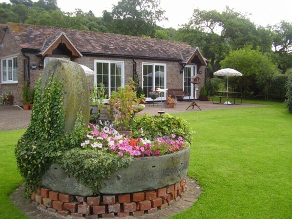 Exterior - Cottage Sleeps 4/6, 2 Bedrooms & sofs bed (gloucester)