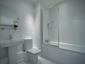 Ensemble douche/baignoire, sèche-cheveux, serviettes fournies