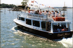 Un barco llamado "Sea Mist" con la inscripción "Thimble Islands Cruise" en el costado, transportando pasajeros.