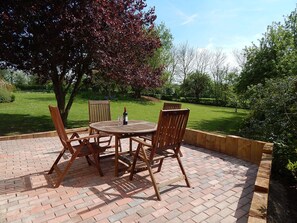 Outdoor dining - Delightful Log cabin. (gloucester)