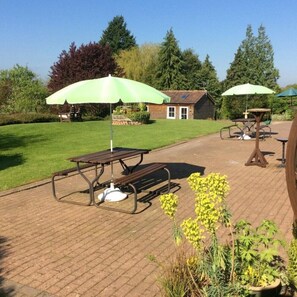 Outdoor dining - Orchard Cottage, 2 bedrooms, sleeps 4/6, lovely gardens. (gloucester)