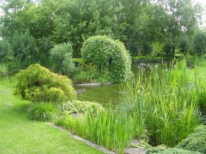 Property grounds - Orchard Cottage, 2 bedrooms, sleeps 4/6, lovely gardens. (gloucester)