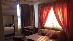 A bedroom with a bed, a desk, and a chair. - High standing apartment in Guéliz 2 minutes from Carre Eden (Marrakech)