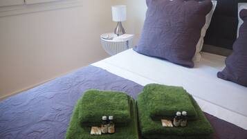 1 slaapkamer, een bureau, een strijkplank/strijkijzer, reisbedje