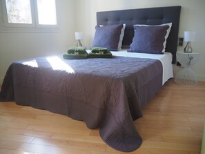 1 bedroom, desk, iron/ironing board, travel cot - 3-star 2-room air-conditioned apartment with garden view-Historical Center Mazarin 2 (Aix-en-Provence)