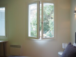 1 chambre, bureau, fer et planche à repasser, lit parapluie