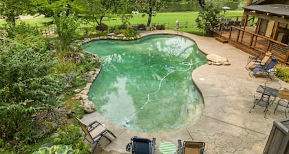 Rogue River frontage: 1 BR Guest Unit, pool, dock, fishing, 5 acre park like