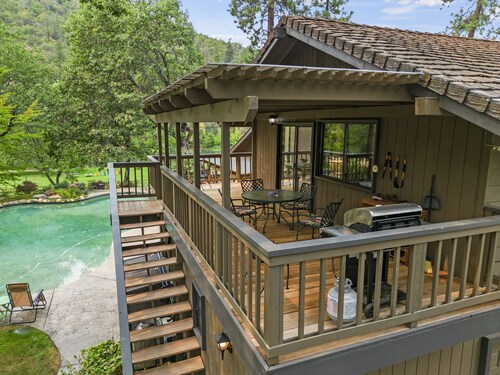 Rogue River frontage: 1 BR Guest Unit, pool, dock, fishing, 5 acre park like