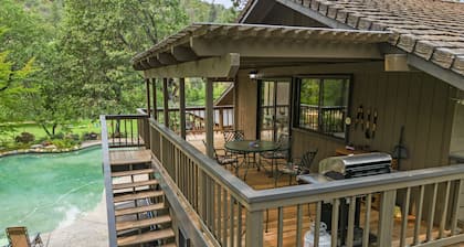 Rogue River frontage: 1 BR Guest Unit, pool, dock, fishing, 5 acre park like