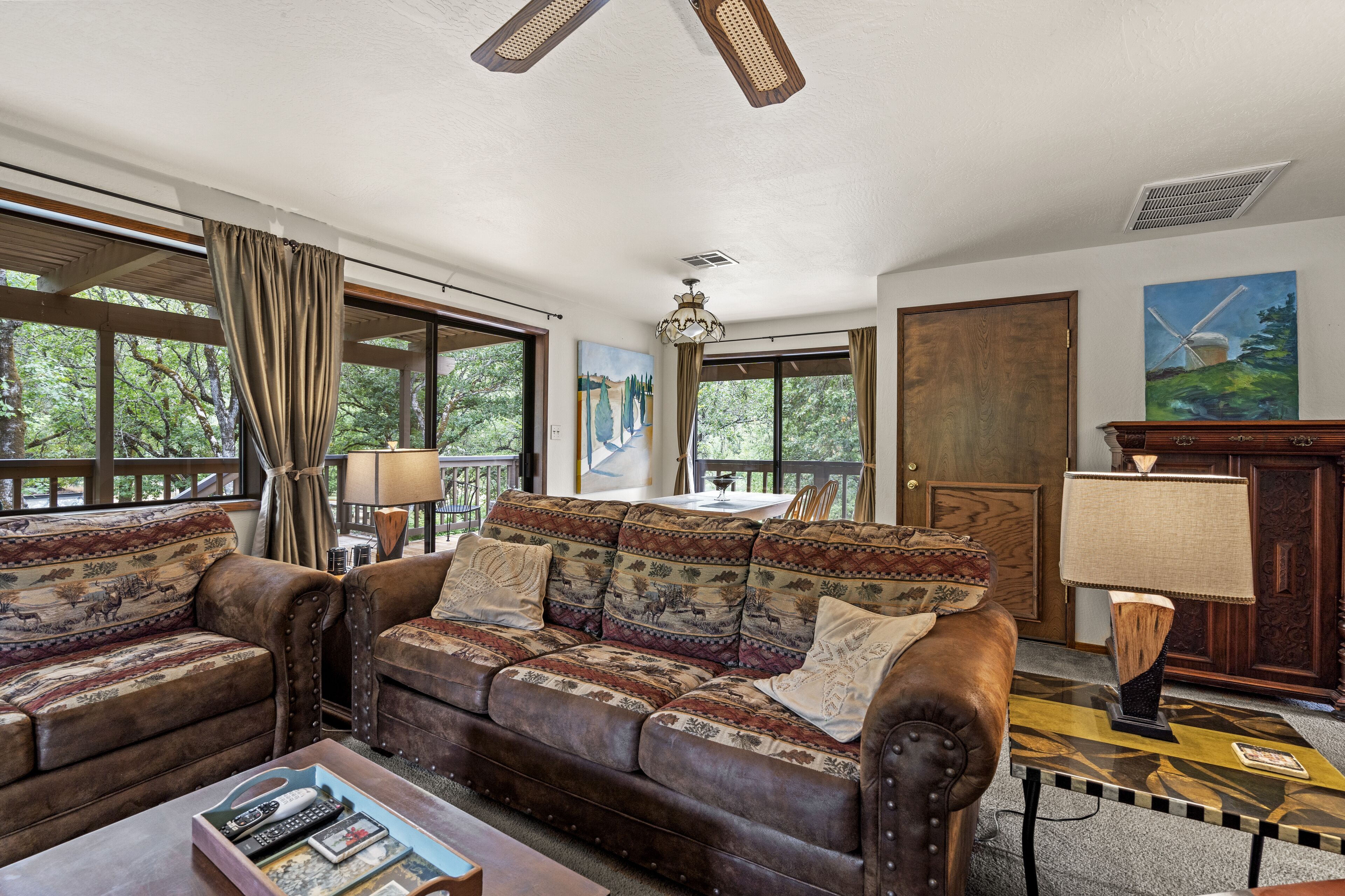 Rogue River frontage: 1 BR Guest Unit, pool, dock, fishing, 5 acre park like