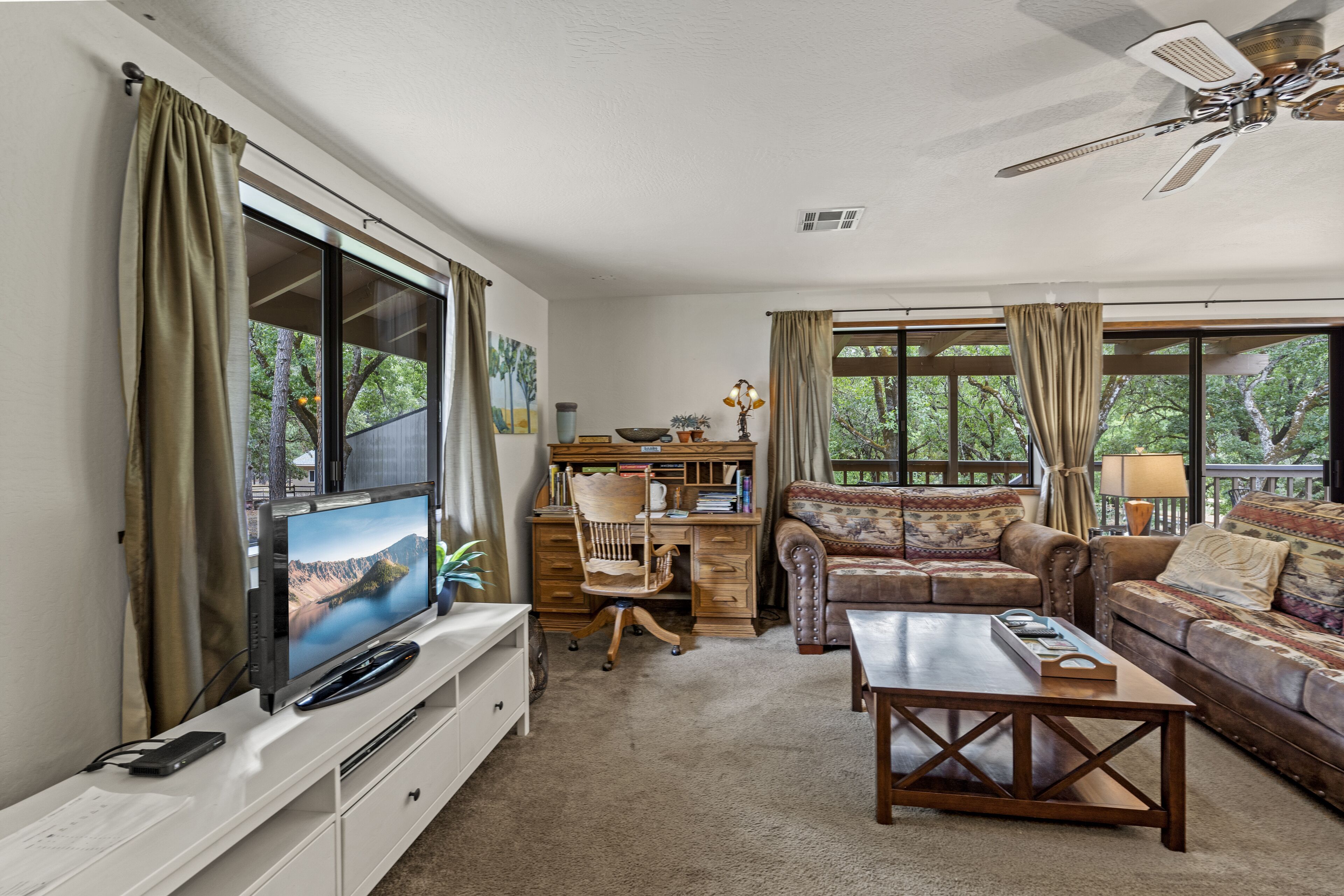 Rogue River frontage: 1 BR Guest Unit, pool, dock, fishing, 5 acre park like