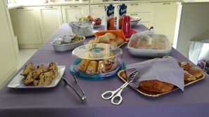 Free daily continental breakfast  - B&B Villa il Glicine (Porto Mantovano)