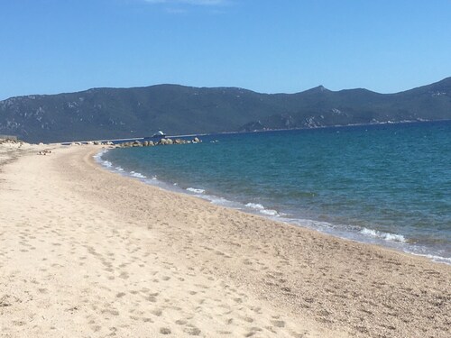 Maisonnette au coeur du maquis et à 350 mètres de la plage de Tenutella