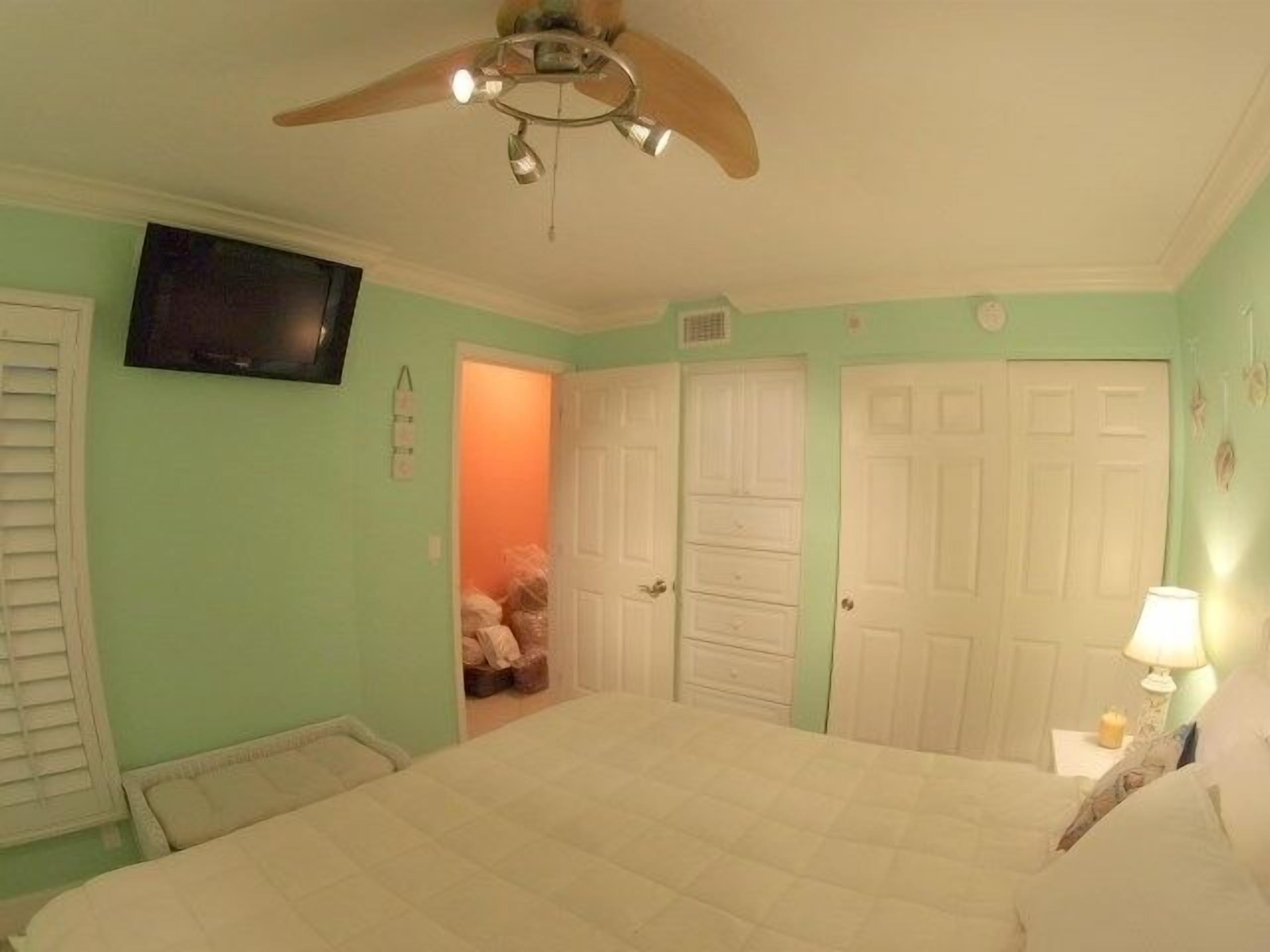 OPEN NOW South Seas Beach Front king bed sleeper high floor pool renovated 2023