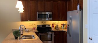 Hermoso condominio LAKEFRONT con terraza y deslizamiento en barco privado!