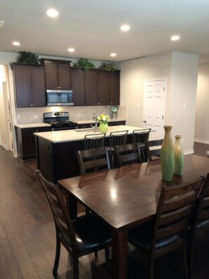 ثلاجة، ميكروويف، فرن، موقد طهي مسطح