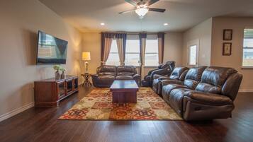 Een smart-tv en een open haard