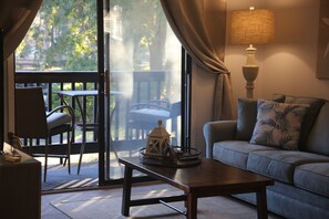 Smart TV, DVD player - Oceanside Resort- 5 Min Walk to Beach-2 Bed 2 Bath-Beach Chairs&Wagon-1st Floor (Hilton Head Island)