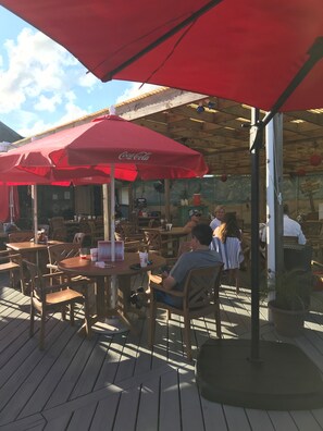 Outdoor dining - Oceanside Resort- 5 Min Walk to Beach-2 Bed 2 Bath-Beach Chairs&Wagon-1st Floor (Hilton Head Island)