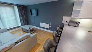 Smart TV - IN THE CITY PROPERTIES , LUXURIOUS 4 BEDROOMS 3 BATHROMS CITY CENTRE LOCATION (Birmingham)