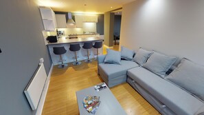 Smart TV - IN THE CITY PROPERTIES , LUXURIOUS 4 BEDROOMS 3 BATHROMS CITY CENTRE LOCATION (Birmingham)