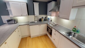 Microwave, oven, electric kettle, toaster - IN THE CITY PROPERTIES , LUXURIOUS 4 BEDROOMS 3 BATHROMS CITY CENTRE LOCATION (Birmingham)