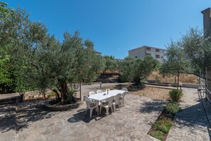 Outdoor dining - JASNA, 3-bedroom budget accommodation, 100m from a beach (Okrug Gornji)