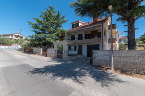 Exterior - JASNA, 3-bedroom budget accommodation, 100m from a beach (Okrug Gornji)