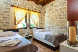 5 bedrooms, iron/ironing board, free WiFi, bed sheets